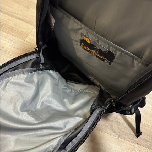 North Face Vault Backpack Black 26L - Picture 4 of 9